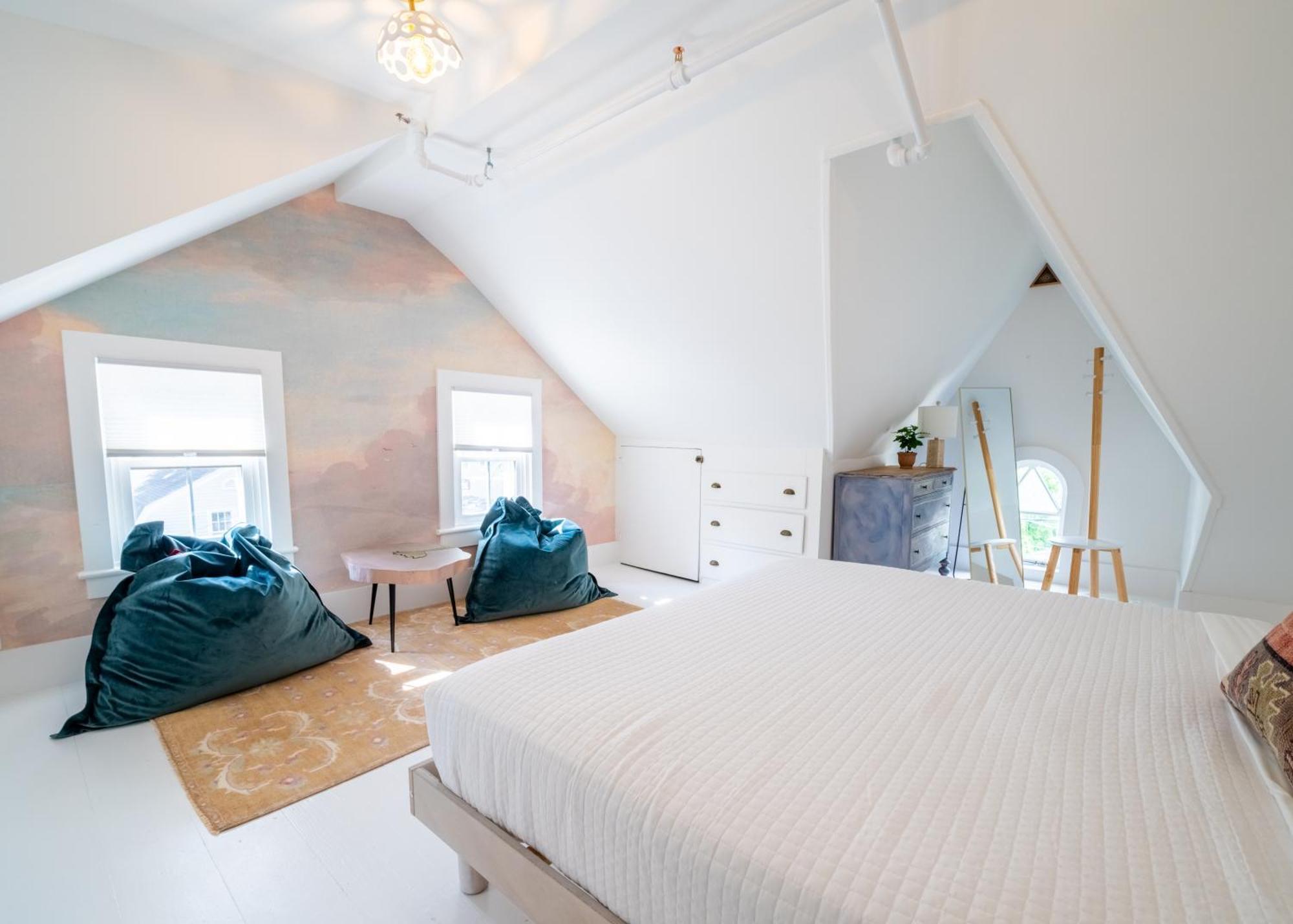 Twin Gables Of Hotel Woodstock